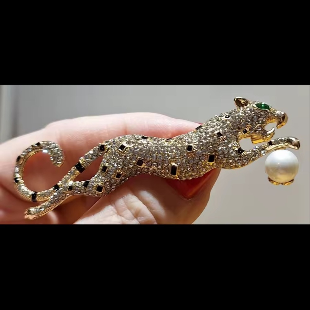 Panthere Pearl Gold Crystal Leopard Brooch - Picture 6 of 7